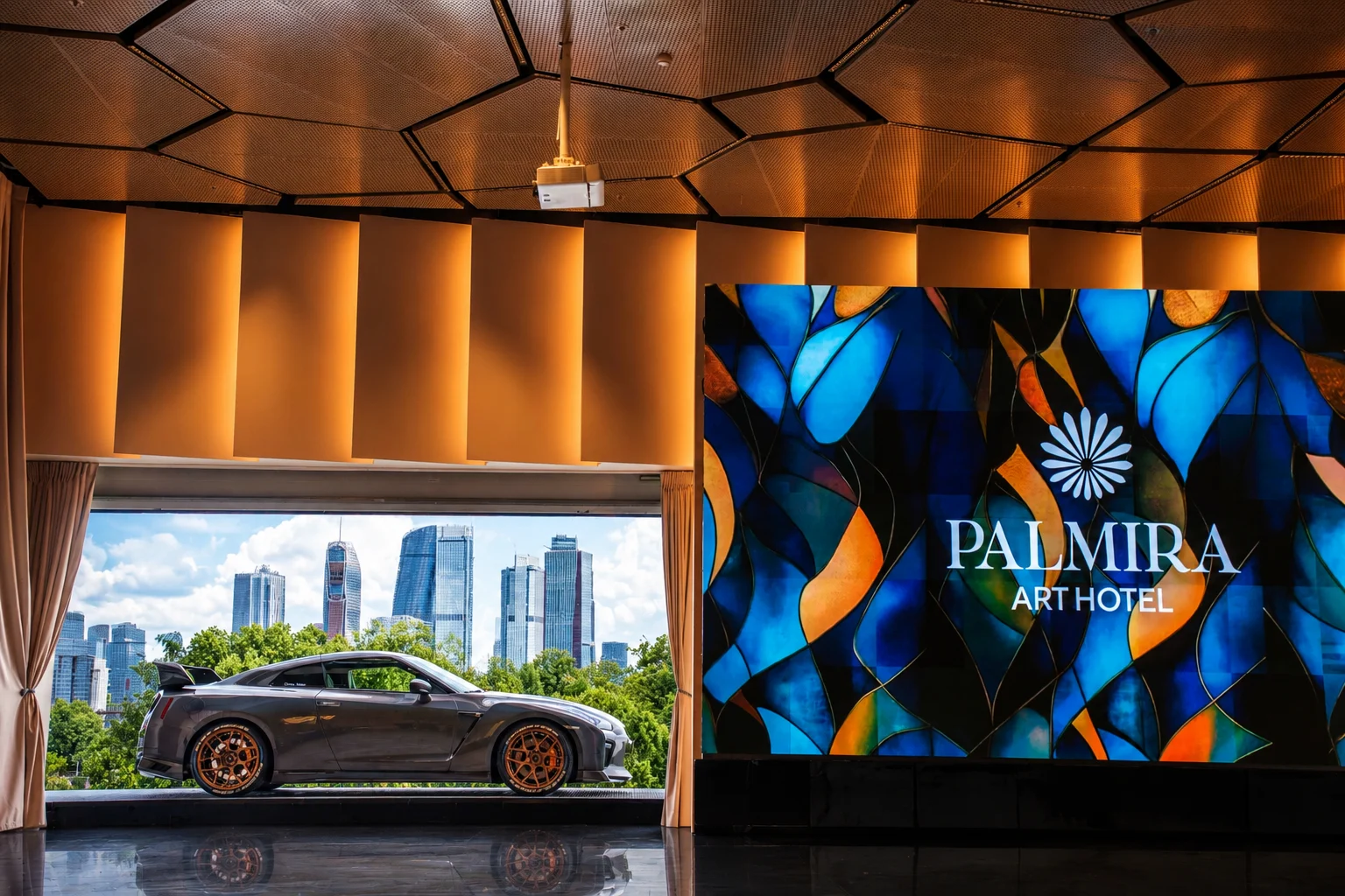 Автомобиль у LED-экрана в конференц-зале Palmira Art Hotel