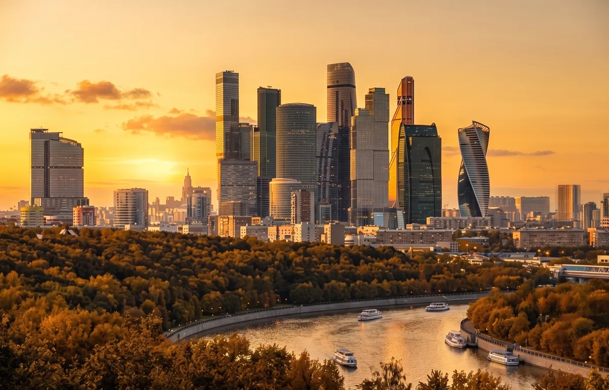 Вид на «Москва-Сити» с Воробьёвых гор осенью